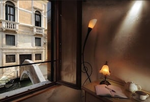 Edredons de pluma, cofres nos quartos, escrivaninha