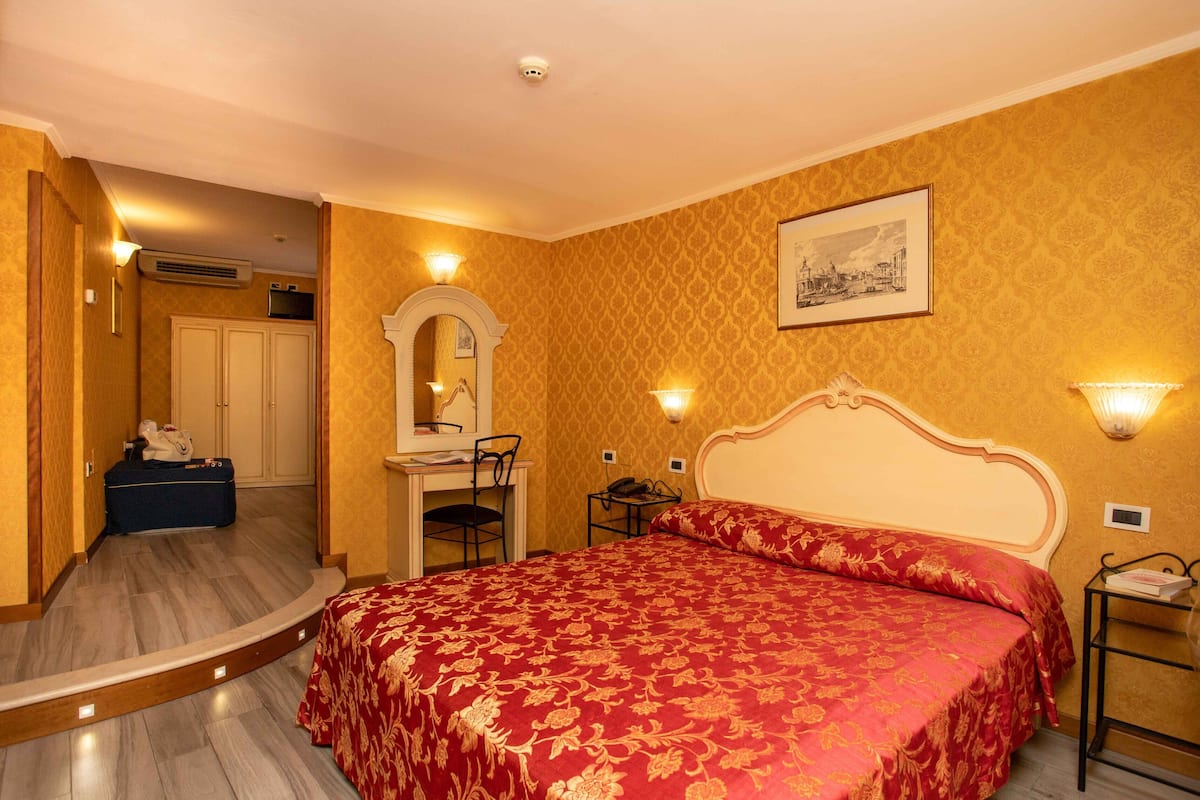 1 bedroom, down duvets, in-room safe, desk