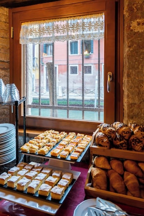 Se ofrece un desayuno bufé (15 EUR por persona)