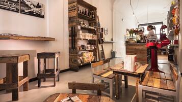 Un intérieur rustique avec des meubles en bois, des étagères remplies de divers objets et un objet rouge sur la droite.