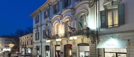 Façana frontal de l'allotjament (vespre/nit)