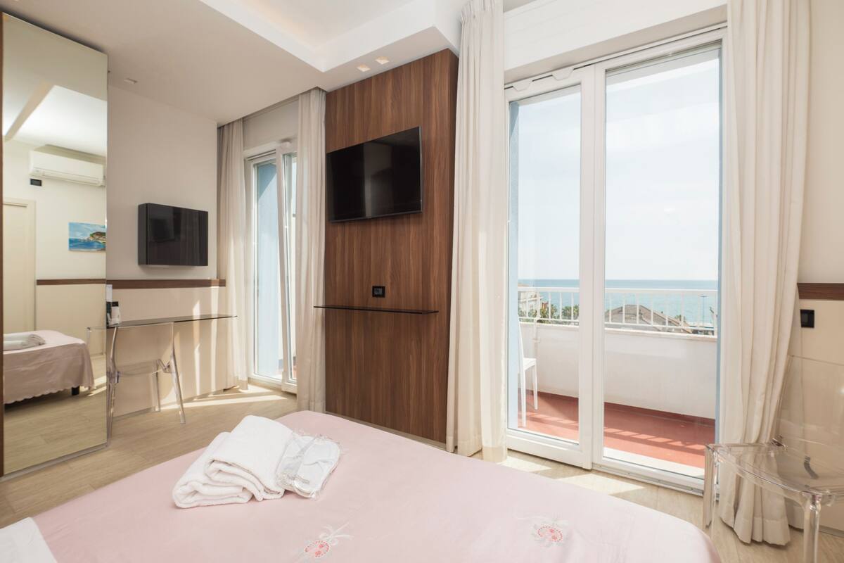 Double Room, Sea View | Select Comfort beds, minibar, in-room safe, desk