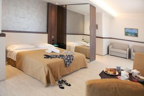 Lit avec matelas Select Comfort, minibar, coffre-fort, bureau