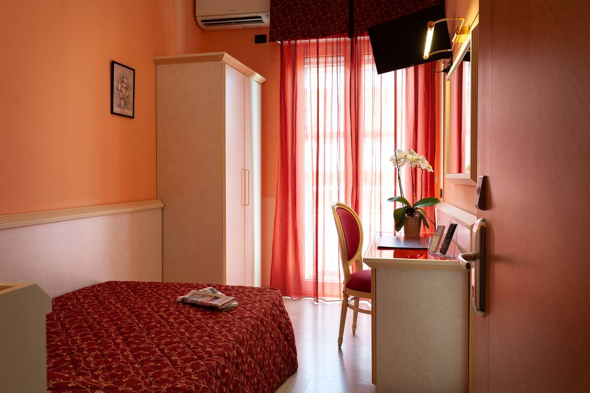 Single Room | Select Comfort beds, minibar, in-room safe, desk