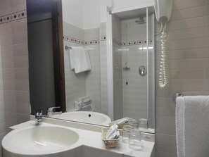 Shower, rainfall showerhead, free toiletries, hair dryer - Hotel Italie Et Suisse (Stresa)