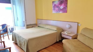 Italialaiset Frette-lakanat, tallelokero huoneessa, työpöytä