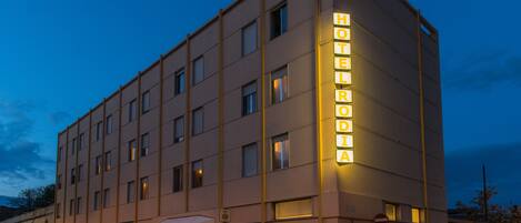 Majoituspaikan julkisivu illalla/yöllä