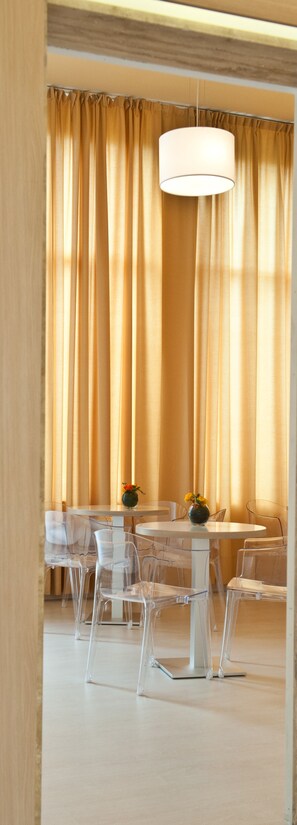Déjeuner et dîner servis sur place, spécialités Cuisine locale
