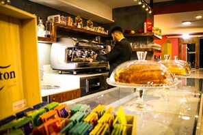 Petit-déjeuner buffet compris