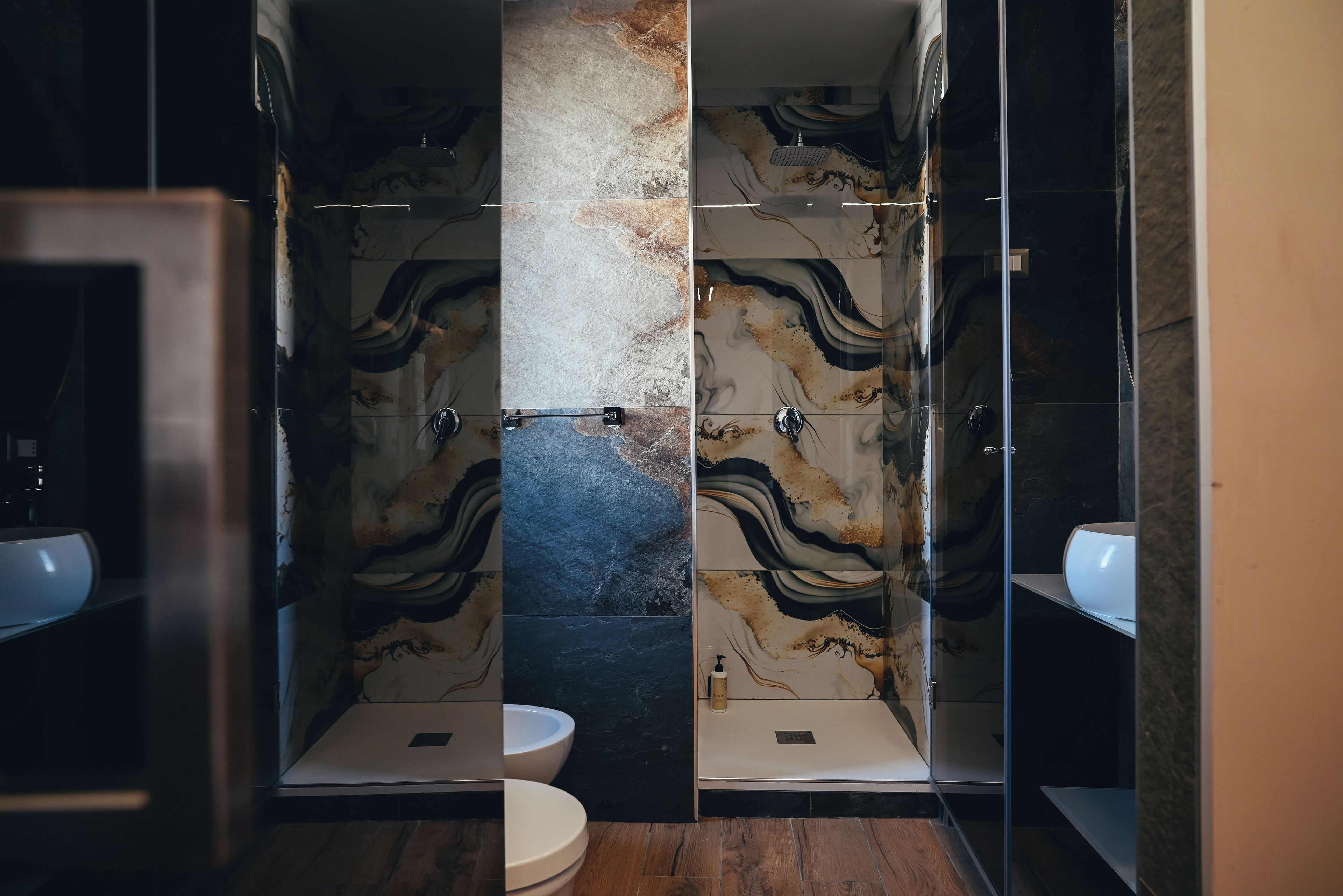 Une salle de bain moderne avec une douche à parois de verre, des toilettes blanches et un lavabo blanc.