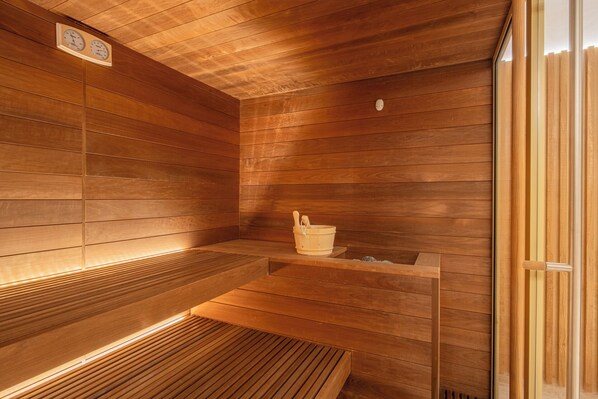 Couples treatment room(s), sauna, hot stone massages, Thai massages