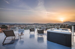 迷你吧、房內夾萬、書桌、免費 Wi-Fi