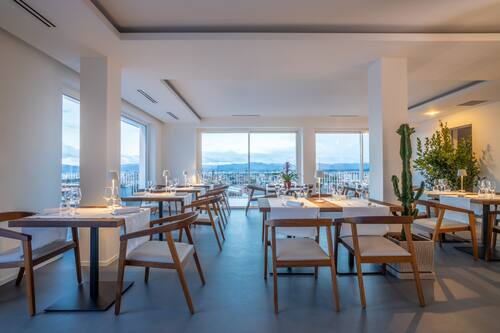 2 restaurants servant le petit déjeuner, le déjeuner et le dîner