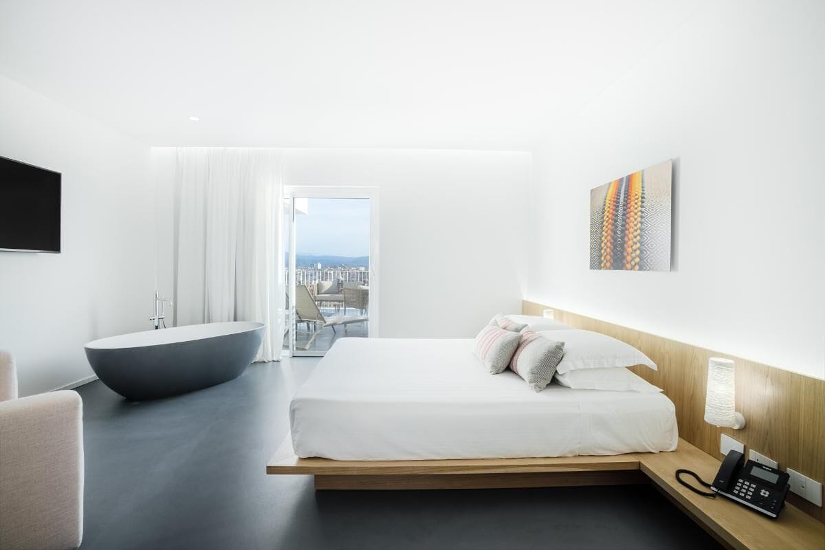 romantic studio suite | 1 bedroom, minibar, in-room safe, desk