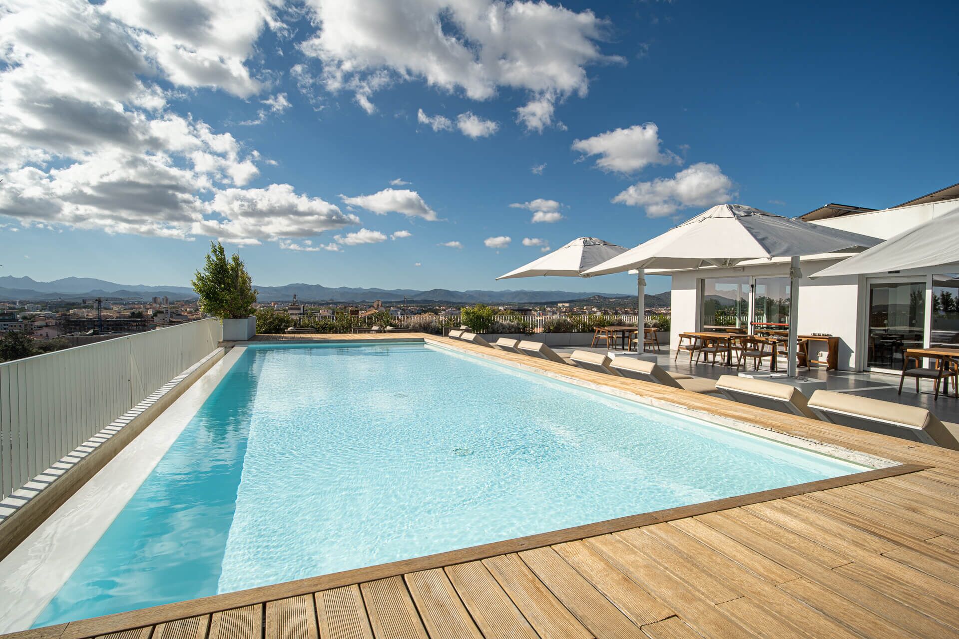 室内游泳池，室外游泳池，08:00 至 20:00 开放, 池畔遮阳伞, 日光浴躺椅