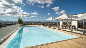 Innenpool, Außenpool, Sonnenschirme, Liegestühle