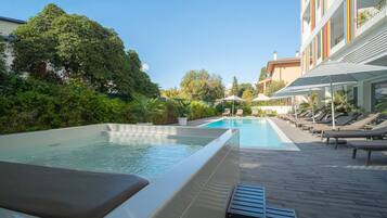 Piscina coperta, piscina all'aperto, ombrelloni da piscina, lettini