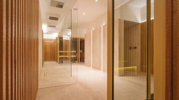 Behandelingskamers voor koppels, een sauna, hotstone-massages