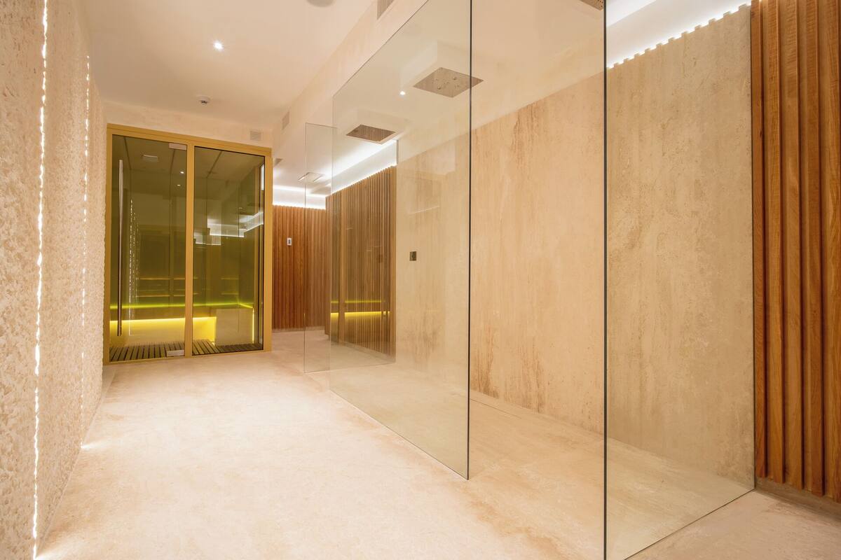 couples treatment room(s), sauna, hot stone massages, thai massages