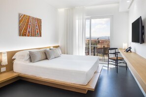 Rom – deluxe | Minibar, safe på rommet, skrivebord og wi-fi (inkludert)