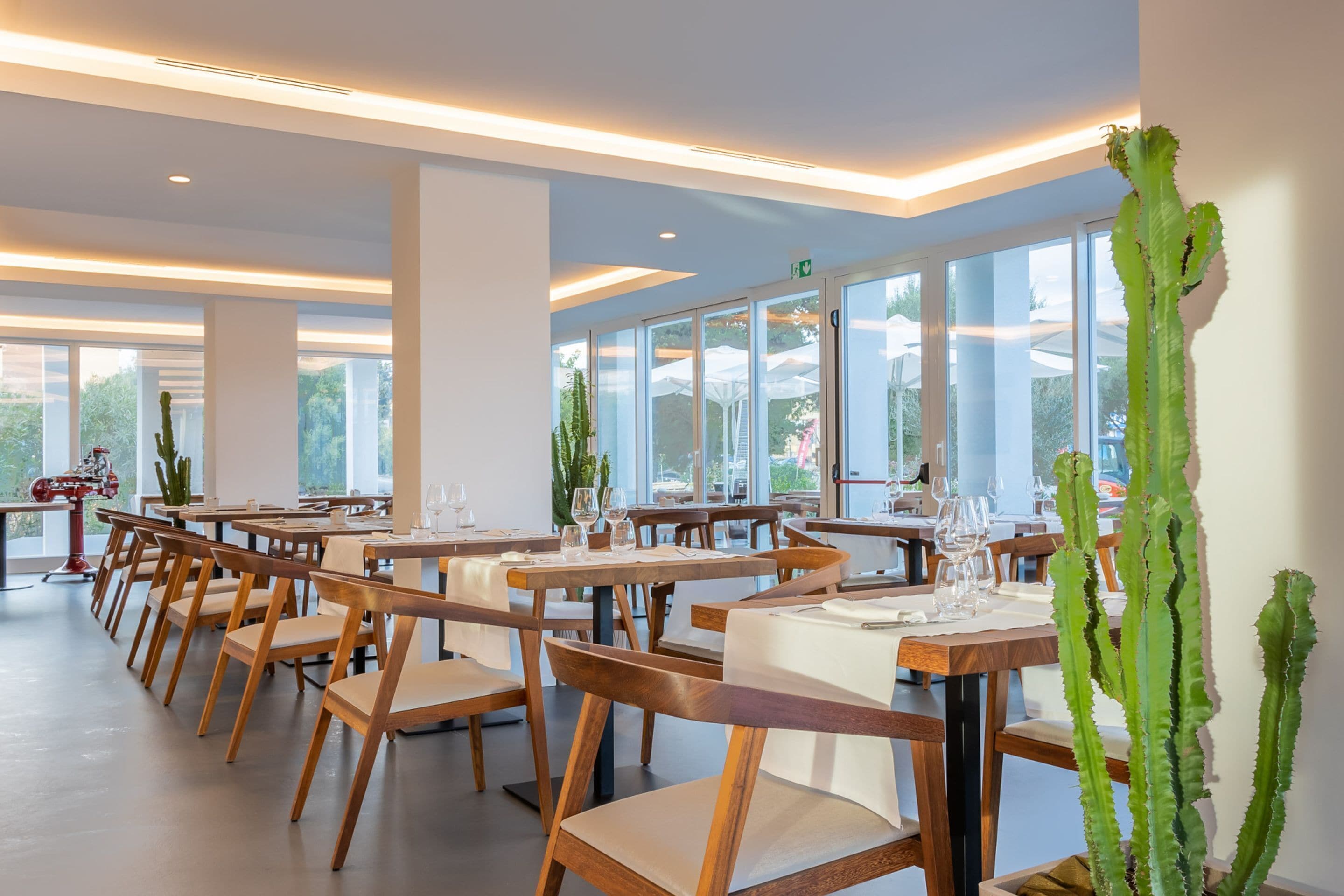 2 restaurants, breakfast, lunch, dinner served; italian cuisine