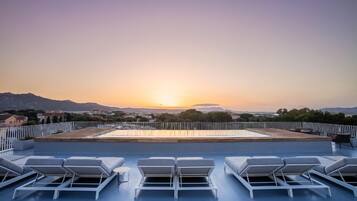 Innenpool, Außenpool, Sonnenschirme, Liegestühle