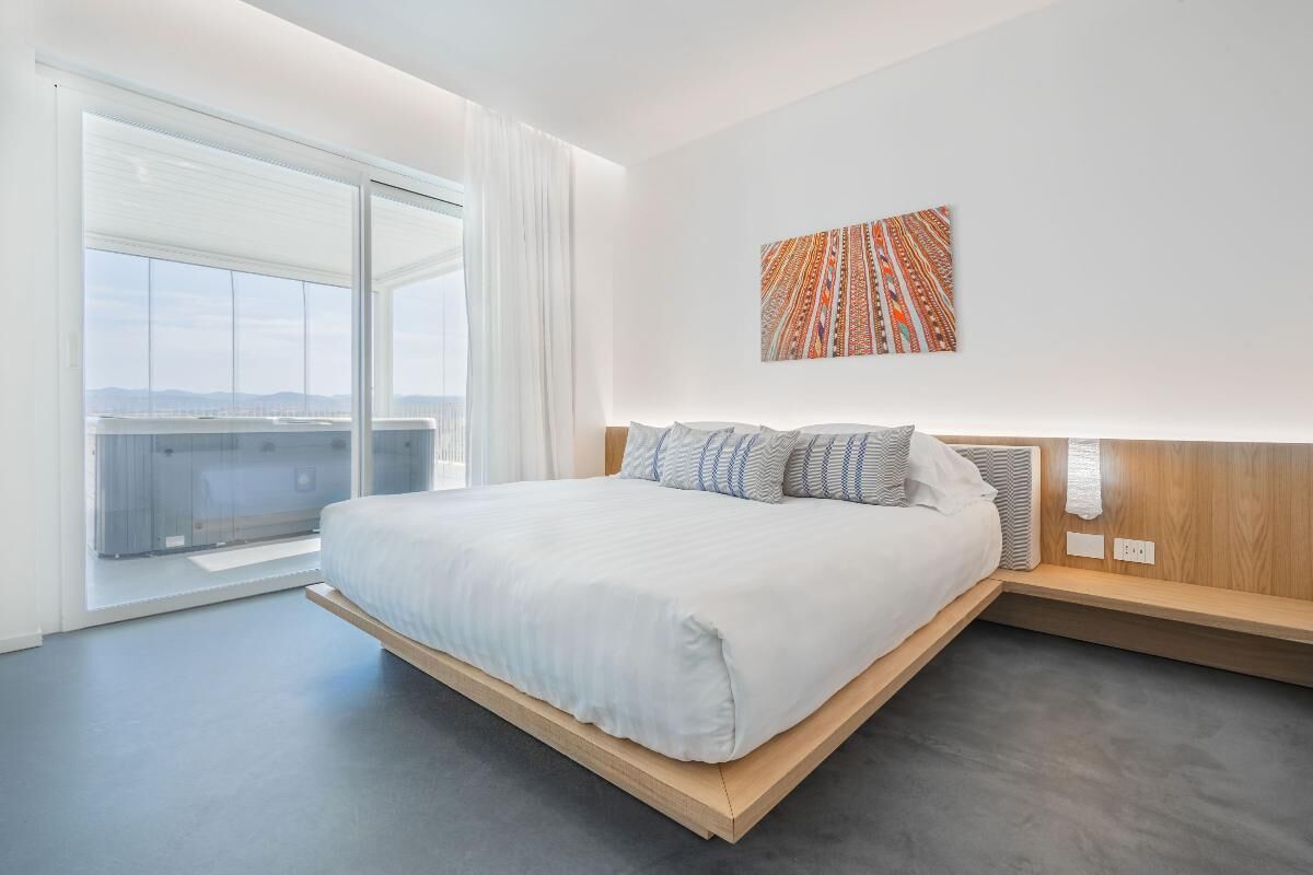 suite | 1 bedroom, minibar, in-room safe, desk