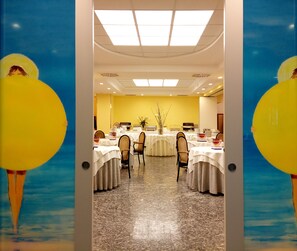 供应早餐、午餐和晚餐