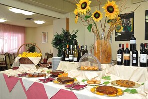 Breakfast, lunch and dinner served - Vittoria (Riccione)