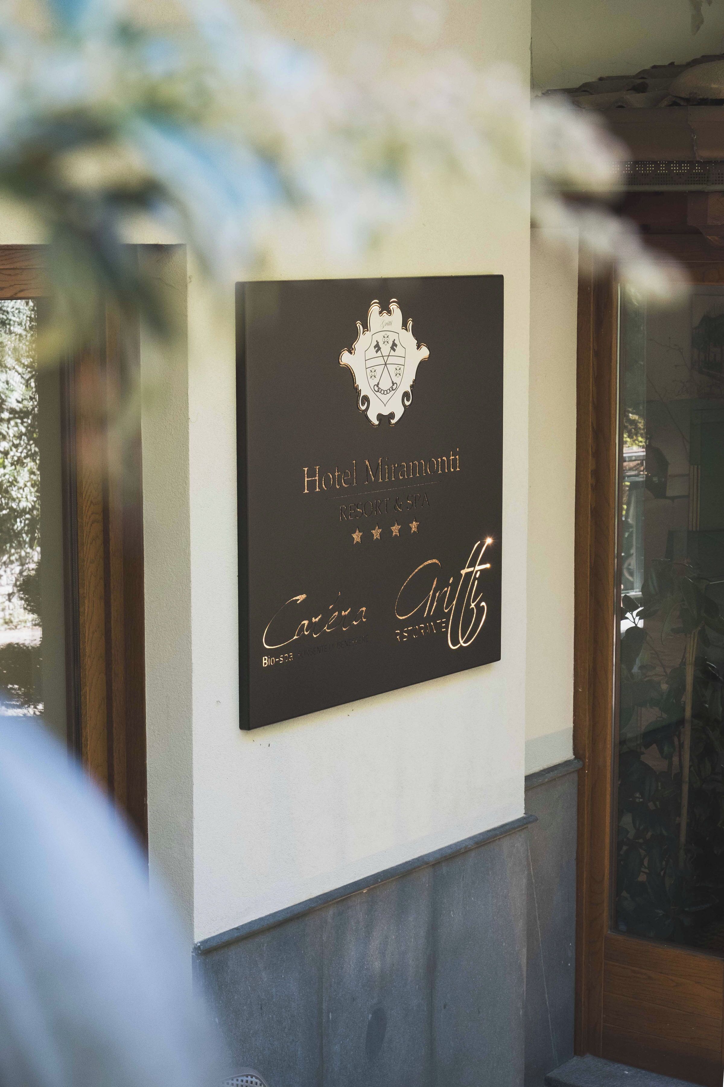 Segnaletica incorniciata per Hotel Miramonti Resort & Spa, con uno stemma e il nome.