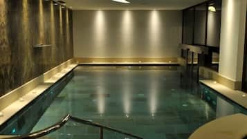 Salas de tratamiento para parejas, un sauna, una bañera de hidromasaje