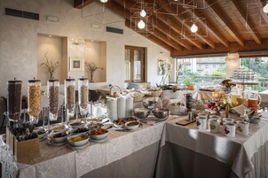 Daily continental breakfast (EUR 10 per person)