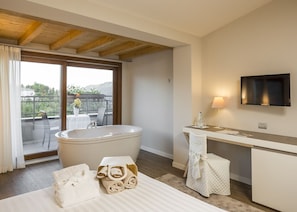 Chambre Double Panoramique, baignoire à jets, vue montagne | Literie hypoallergénique, minibar, coffres-forts dans les chambres