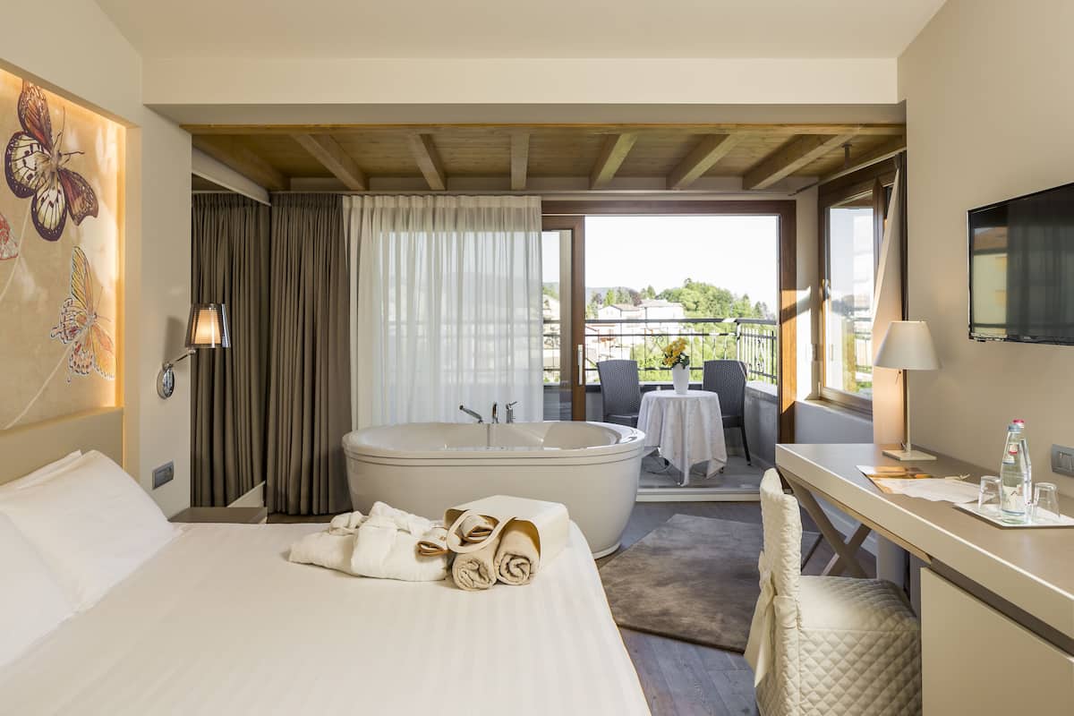 Panoramic Double Room, Jetted Tub, Mountain View | Hypo-allergenic bedding, minibar, in-room safe, desk