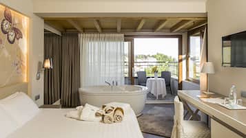 Quarto casal panorâmico, banheira de hidromassagem, vista para a montanha | Roupas de cama antialérgicas, frigobar, cofres nos quartos, escrivaninha