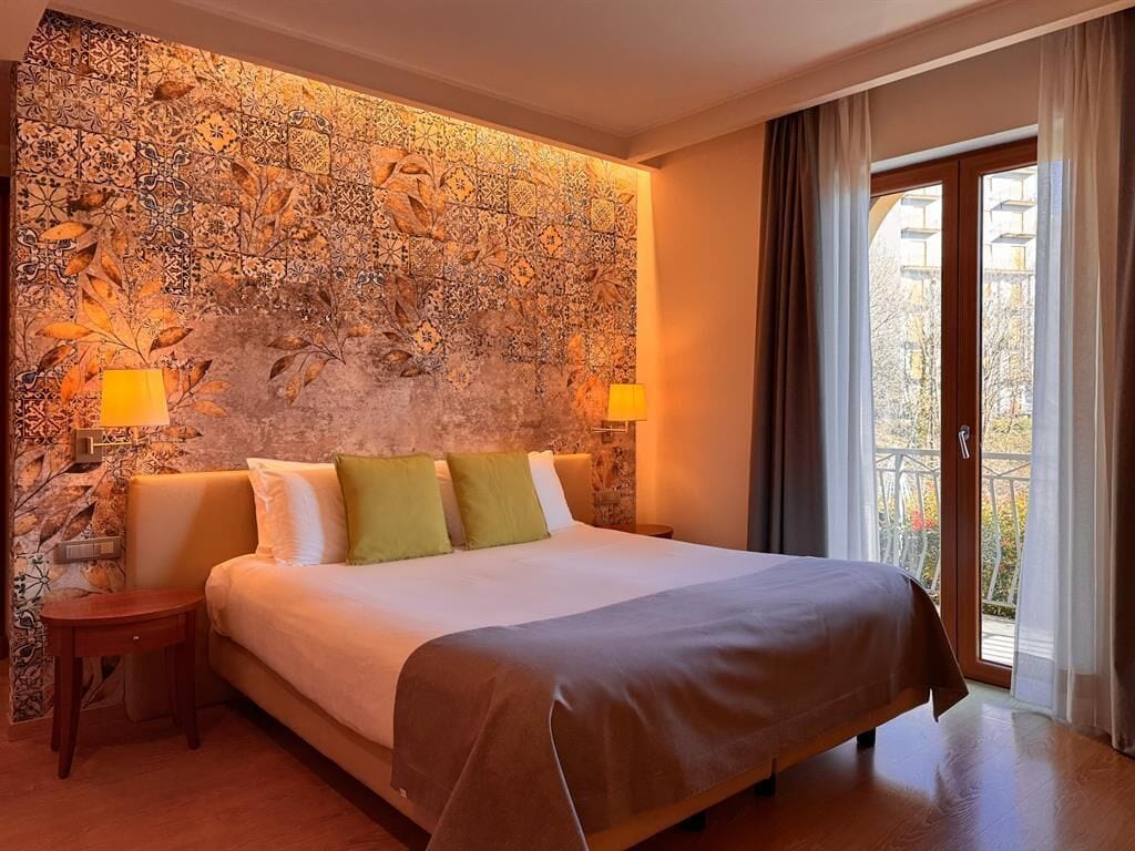 Superior driepersoonskamer | Italiaanse Frette-lakens, luxe beddengoed, donzen dekbedden, een minibar