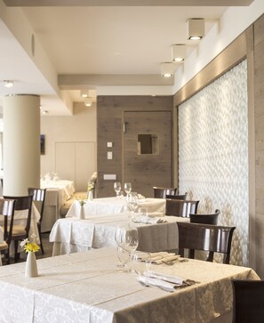 2 restaurants servant le petit déjeuner, spécialités Cuisine locale
