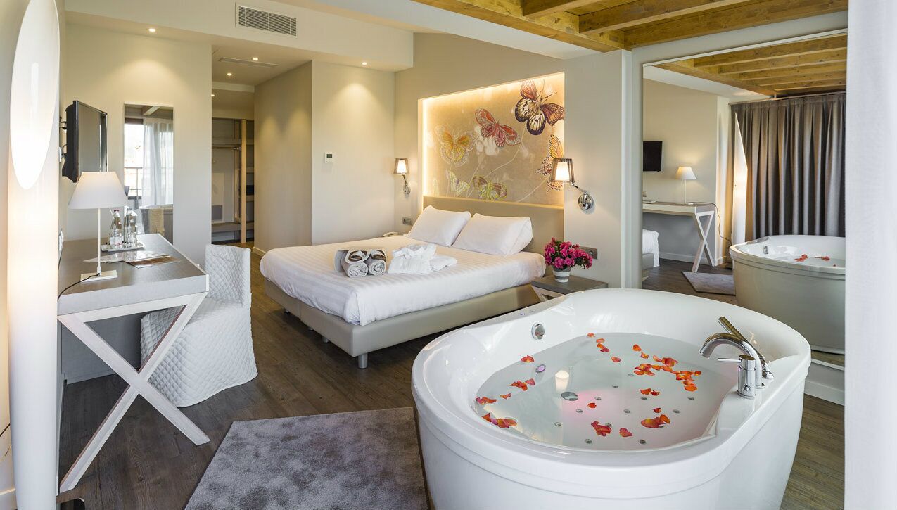 ห้องพาโนรามิกดับเบิล, อ่างน้ำวน, วิวภูเขา | ผ้าปูที่นอน Frette จากอิตาลี, เครื่องนอนระดับพรีเมียม, ผ้านวมขนเป็ด