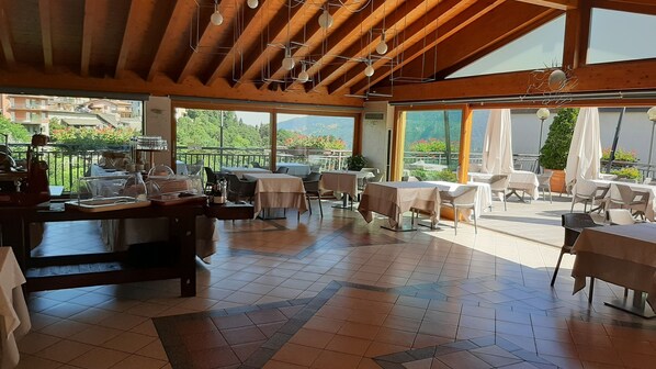 2 restaurants, breakfast, lunch, dinner served; local cuisine 