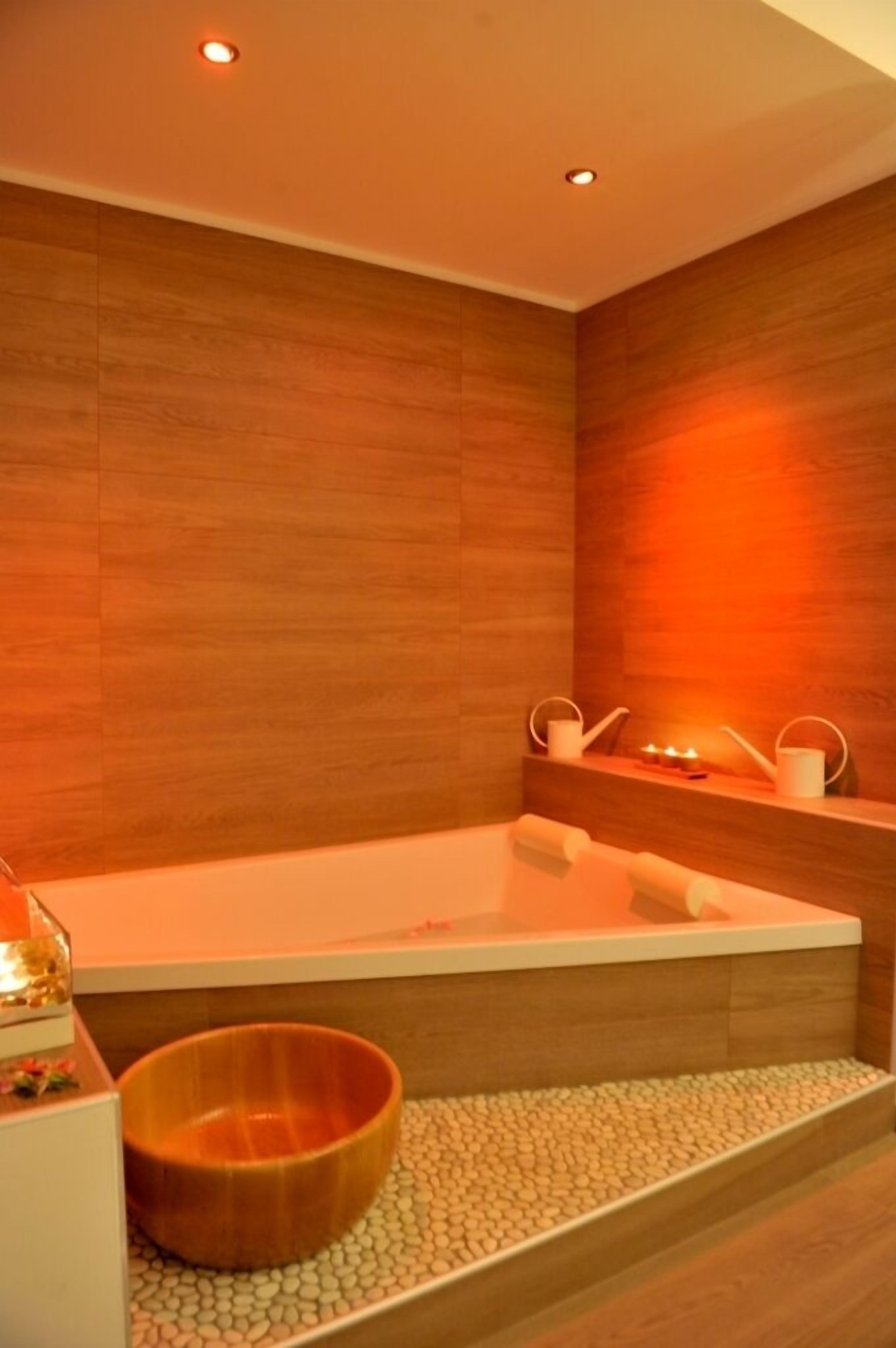 couples treatment room(s), sauna, hot tub, steam room