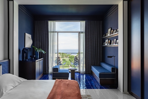 Minibar, caja de seguridad en la habitación y escritorio