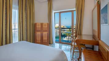 Chambre Double Classique, vue mer | Minibar, coffres-forts dans les chambres, bureau, chambres insonorisées