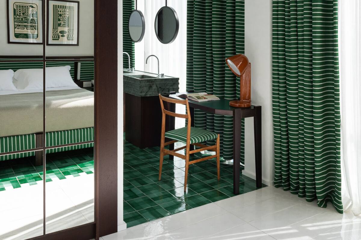 Signature Room | Minibar, in-room safe, desk, soundproofing