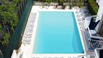 Piscina all'aperto, lettini