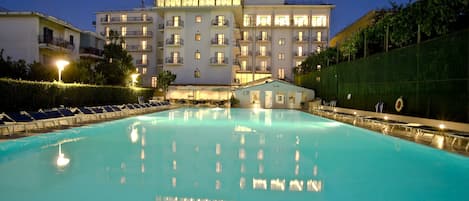 Outdoor pool, sun loungers