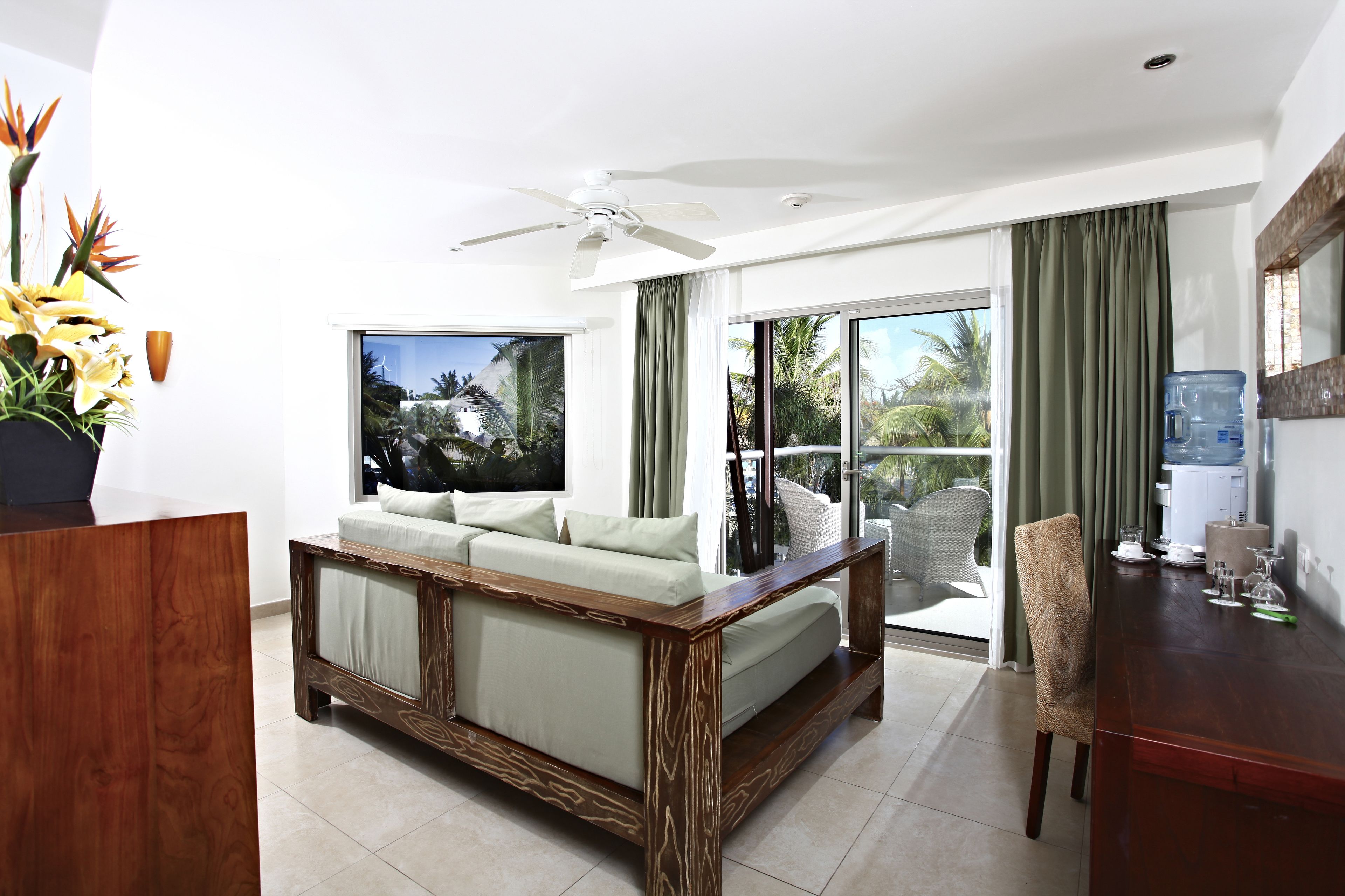 Pool View 1 Bedroom Suite | Living area