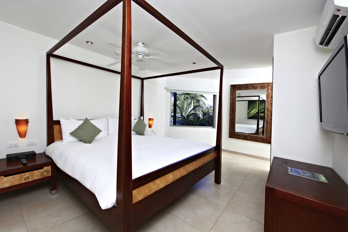 Pool View 1 Bedroom Suite | 免費迷你吧、客房內保險箱、書桌、筆電工作空間