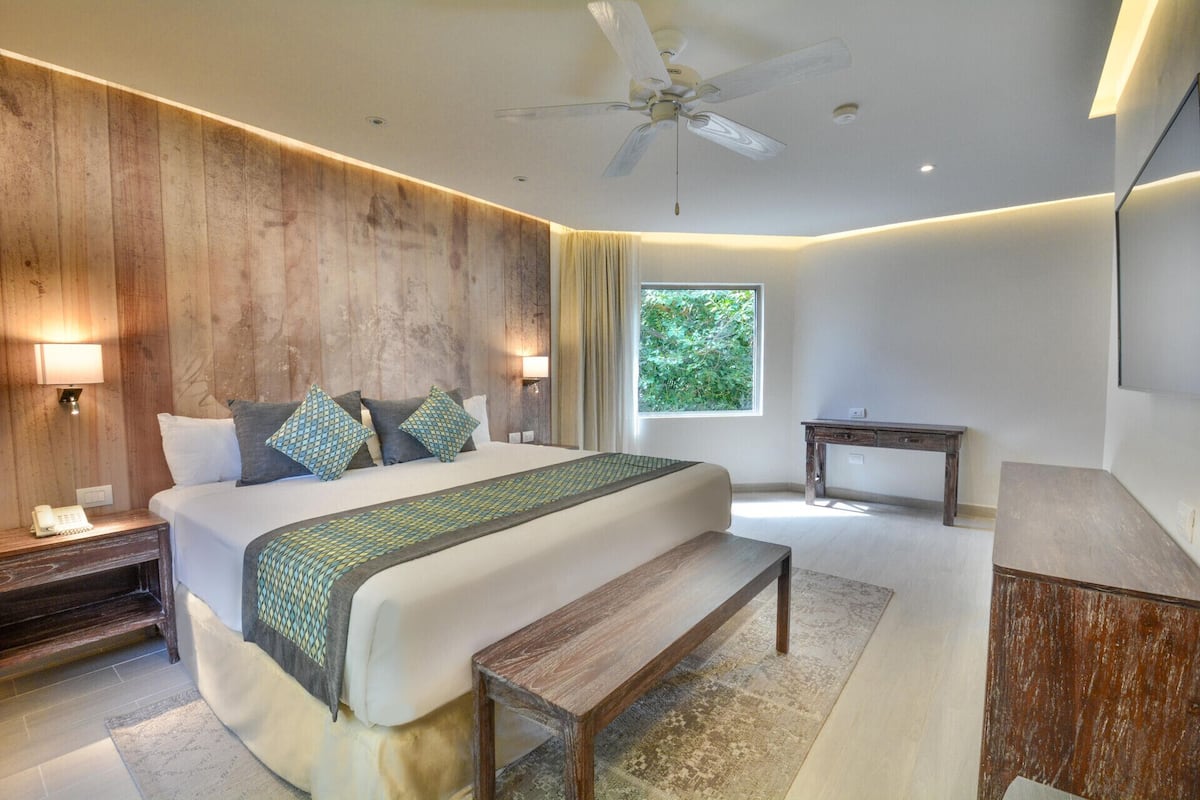 1 bedroom, free minibar, in-room safe, desk