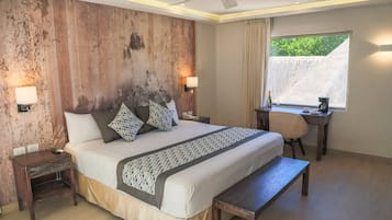 Ein Schlafzimmer mit einem großen Bett, Nachttischen, einem Schreibtisch und einem Stuhl.