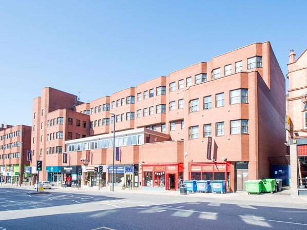 Exterior - Travelodge Leeds Vicar Lane (Leeds)